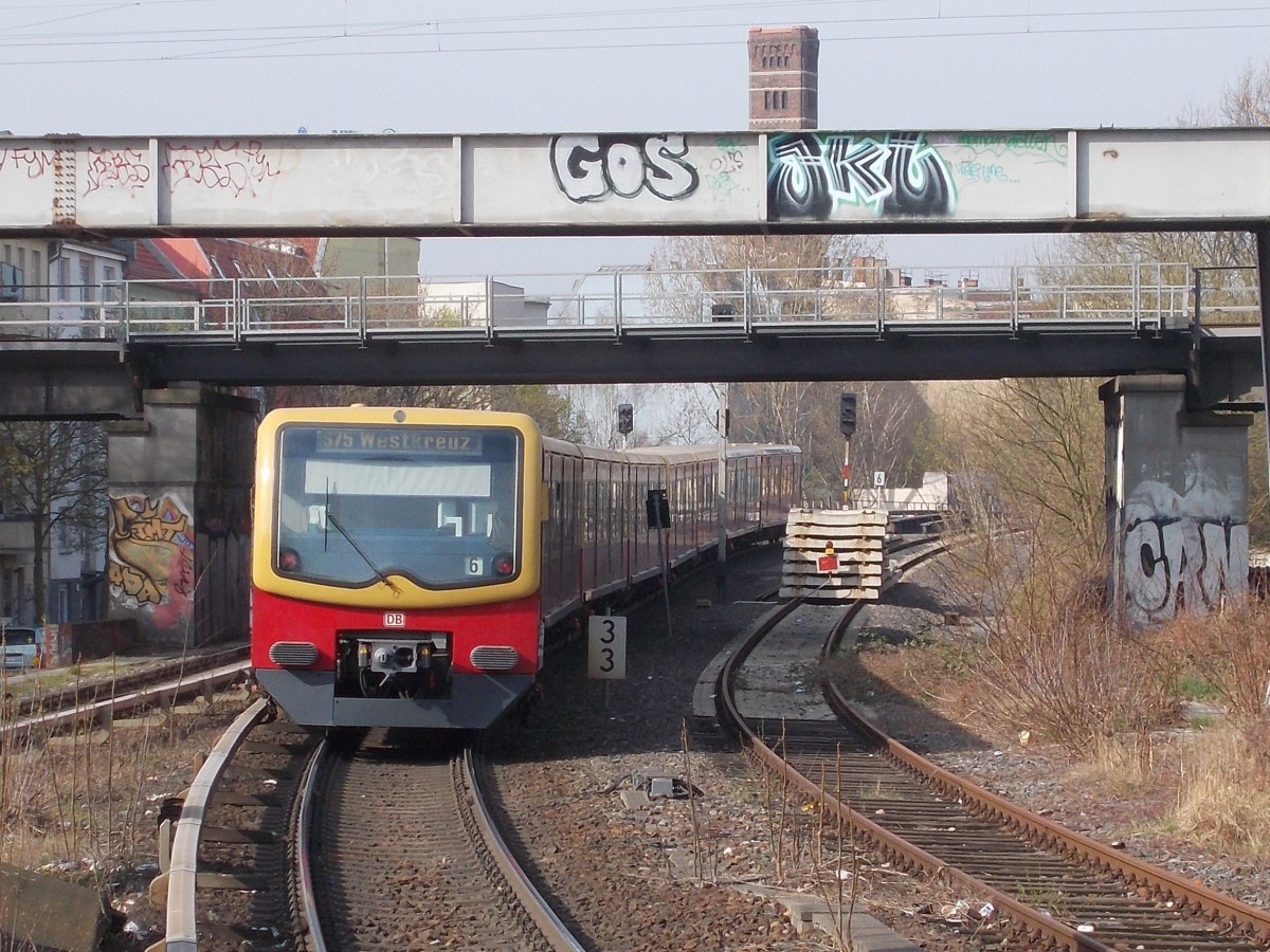 481 435-5 bei der Ausfahrt,am 11.April 2015,aus der Station Berlin Nöldnerplatz.