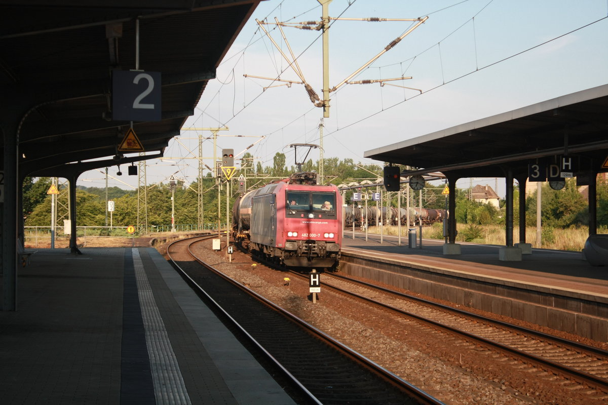 482 000 mit einen G�terzug bei der durchfahrt im Bahnhof Wei�enfels am 6.7.19