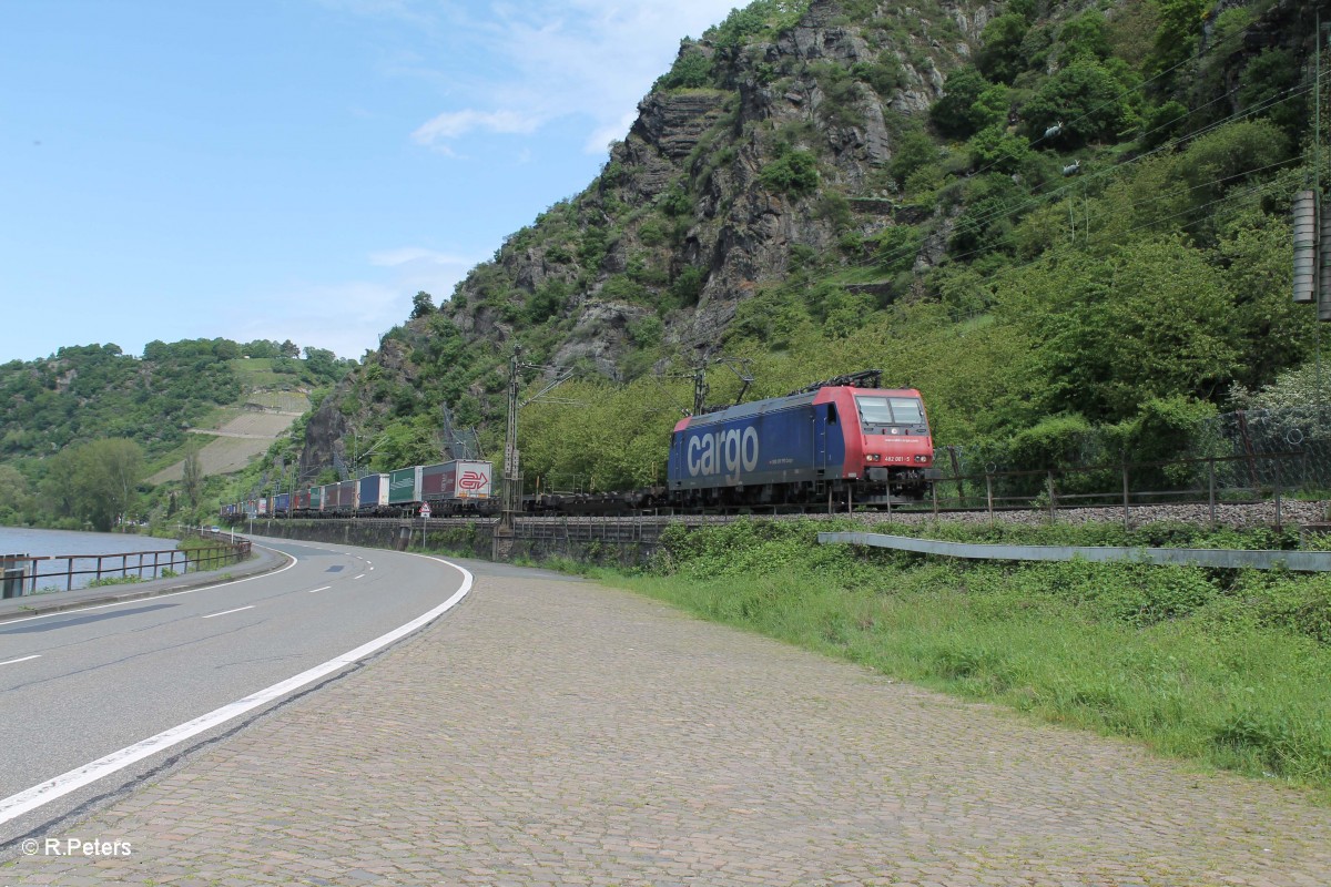 482  001 mit einem ARCESE Wechselpritschenzug kurz hinter der Loreley. 05.05.15