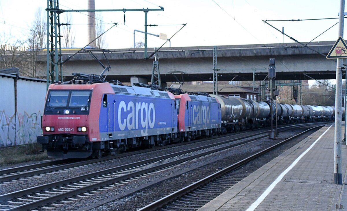 482 003-1 und 482 010-6 fuhren mit einen tanker durch hh-harburg,03.03.22