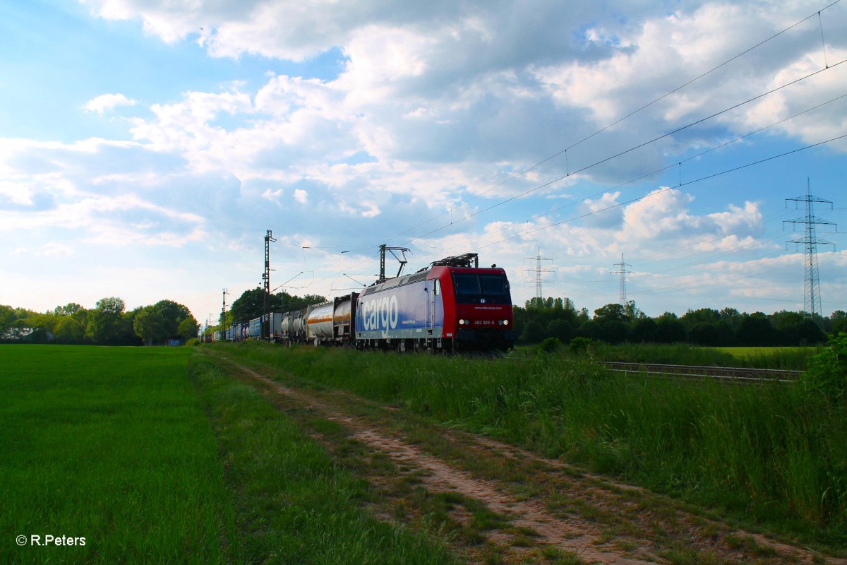 482 005-6 zieht einen KLV bei der Netztrennstelle bei Bischofsheim. 15.05.15