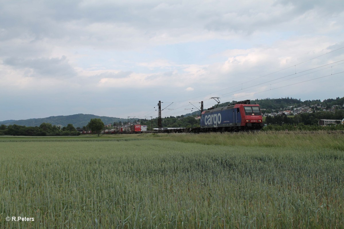 482 008-0 zieht bei Weinheim (Bergstrasse) einen Wechselpritschenzug gen Süden. 28.05.15