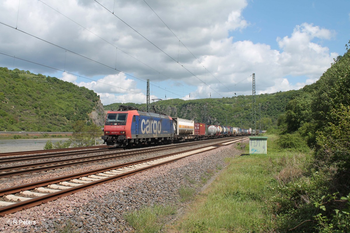 482 011-4 zieht einen Wechselpritschenzug durch den Loreley Betriebsbahnhof. 07.05.15