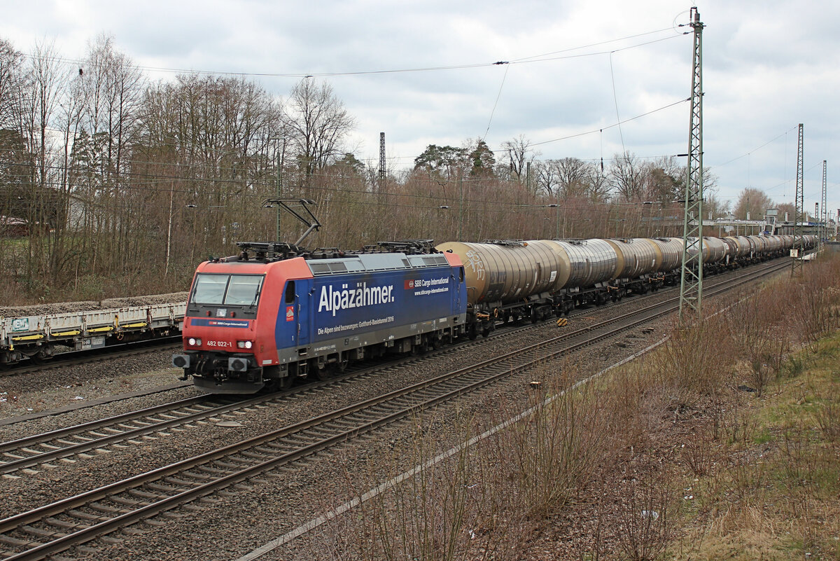 482 022-1 mit Kesselwagen am Haken, ist auf den Weg nach Hamburg. Tostedt, 22.03.2023