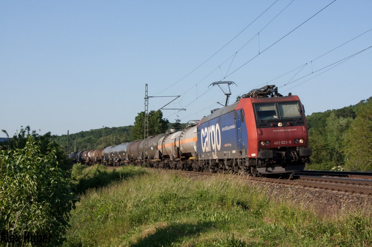 482 023 der SBB Cargo mit einem Kesselzug nach Ludwigshafen in Bad Kösen