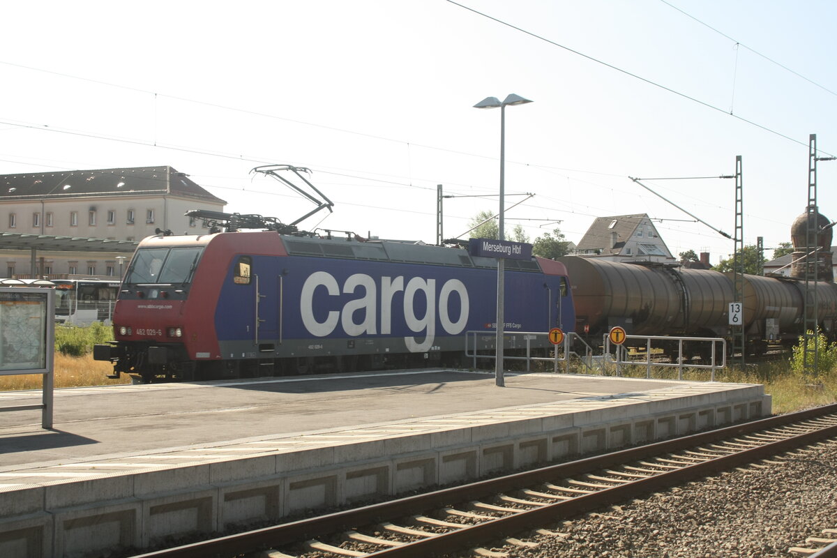 482 029 mit einem G�terzug bei der Durchfahrt im Bahnhof Merseburg Hbf am 14.8.21