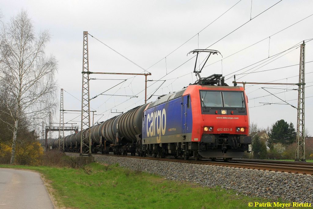 482 033 mit Kesselwagenzug am 08.04.2015 in Dedensen-Gümmer Richtung Hannover