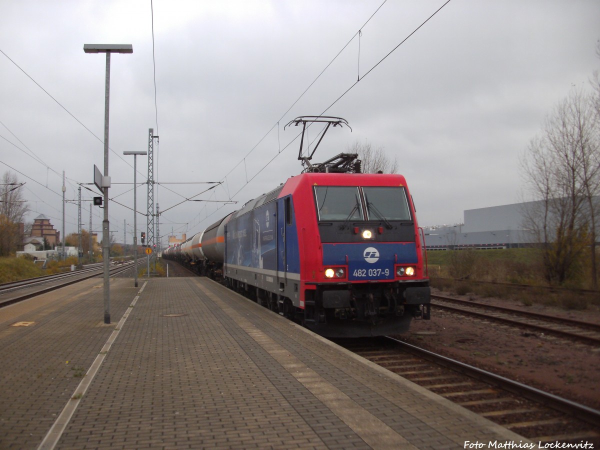 482 037-9 der Infra Leuna mit einem G�terzug beim zwischenhalt im Bahnhof Landsberg (b Halle (Saale)) am 5.11.14