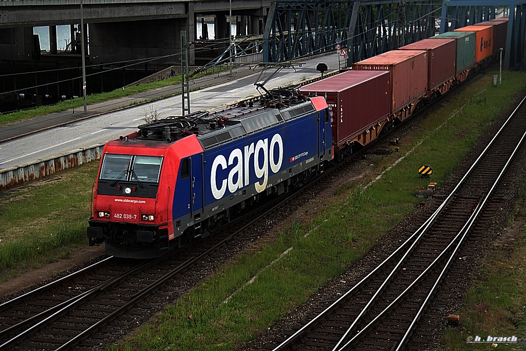 482 038-7 fuhr mit einen schachtelzug zum container-terminal hamburg-süd,datum 18.05.14