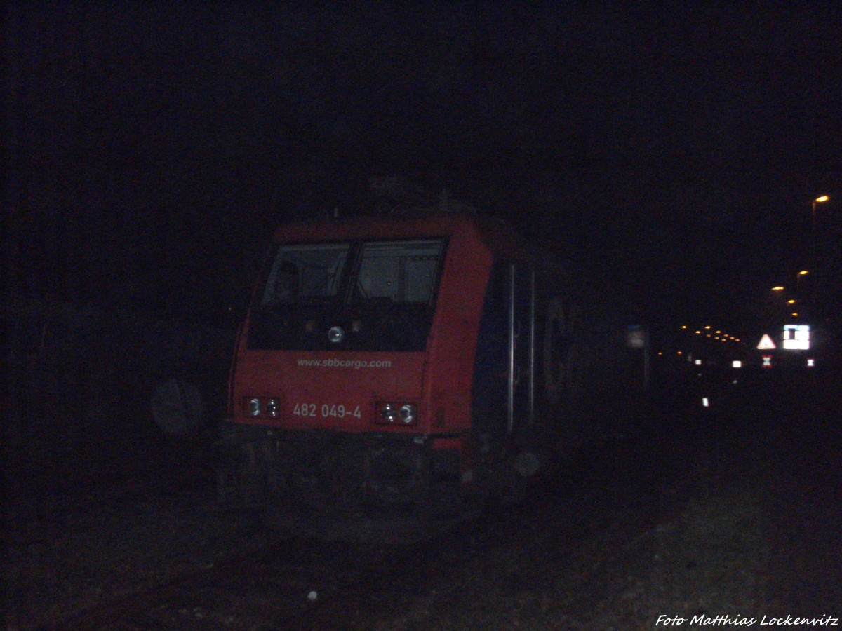 482 049-4 abgestellt vor dem Bahn�bergang vom Stralsunder Nordhafen am Morgen des 6.12.14