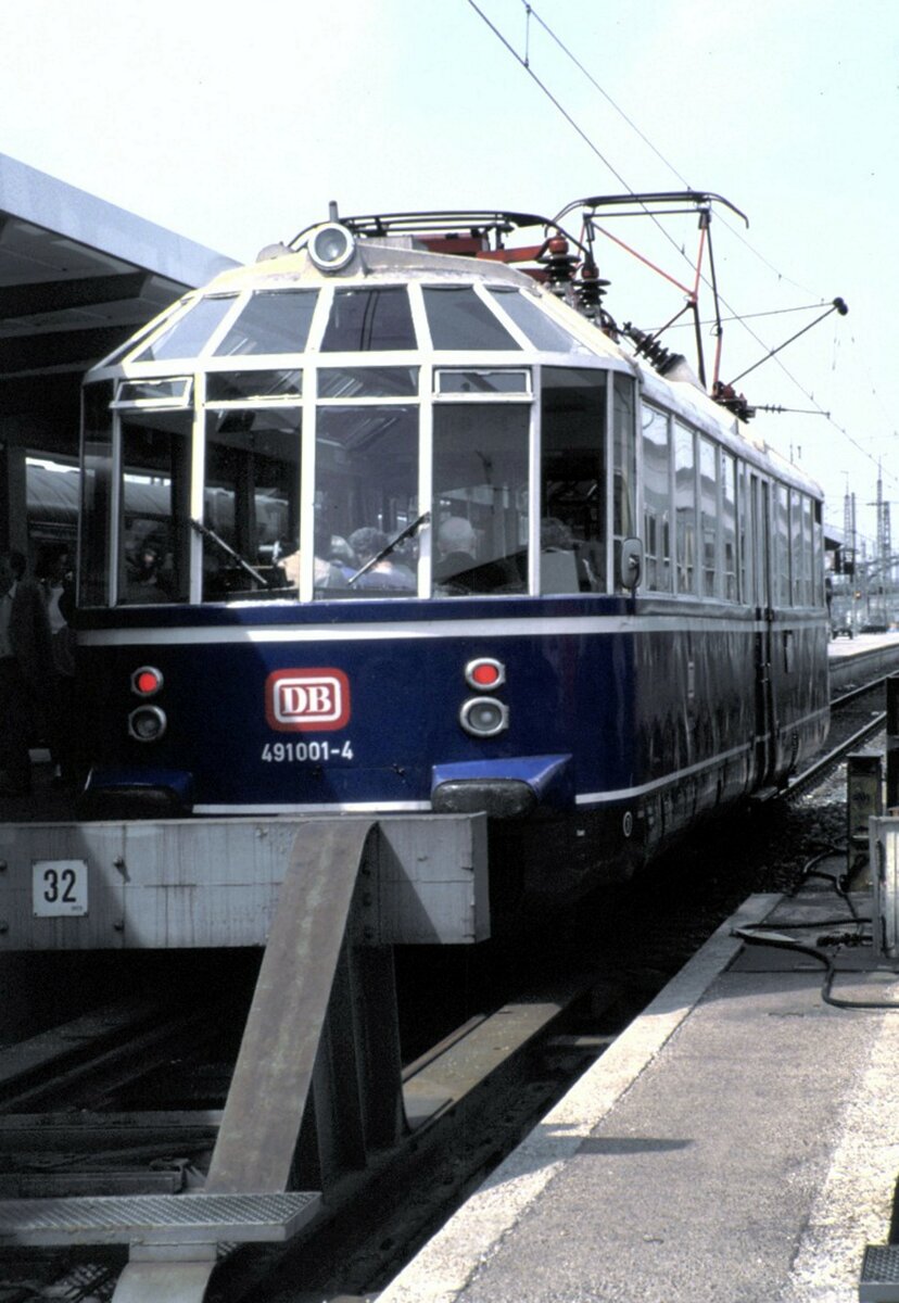 491 001-4 in München Hbf am 08.05.1988.