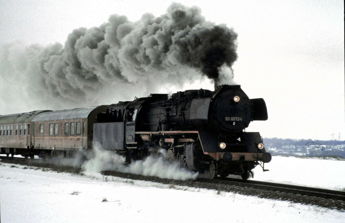 50 0072-5 mit Sonderzug in Vöhringen vor 27 Jahren im Februar 1995.