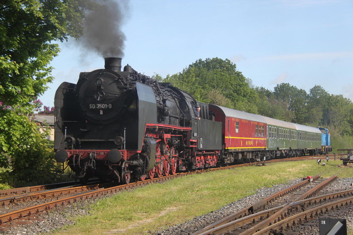 50 3501-9+346 001-6 fuhren ihren historischen Zug als berfhrung von Putbus nach Bergen auf Rgen.31.05.2015