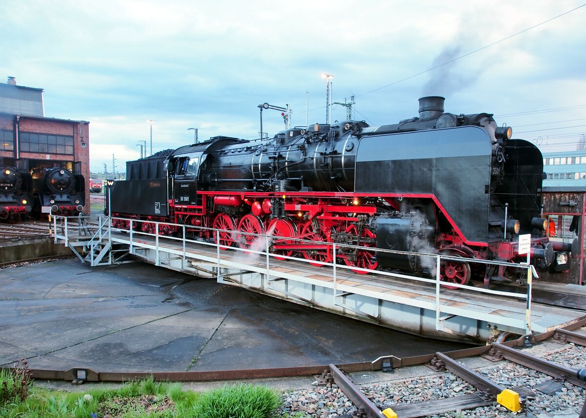 50 3501 bei der Nachtfotoparade auf der Drehscheibe im Bw Dresden Altstadt beim 8.Dampfloktreffen in Dresden am 15.04.2016.