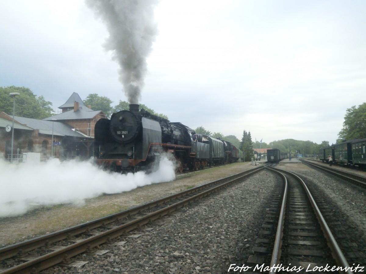 50 3501 bildet das Schlusslicht des �berf�hrungszuges beim verlassen des Putbusser Bahnhofs in Richtung Bergen auf R�gen am 31.5.15