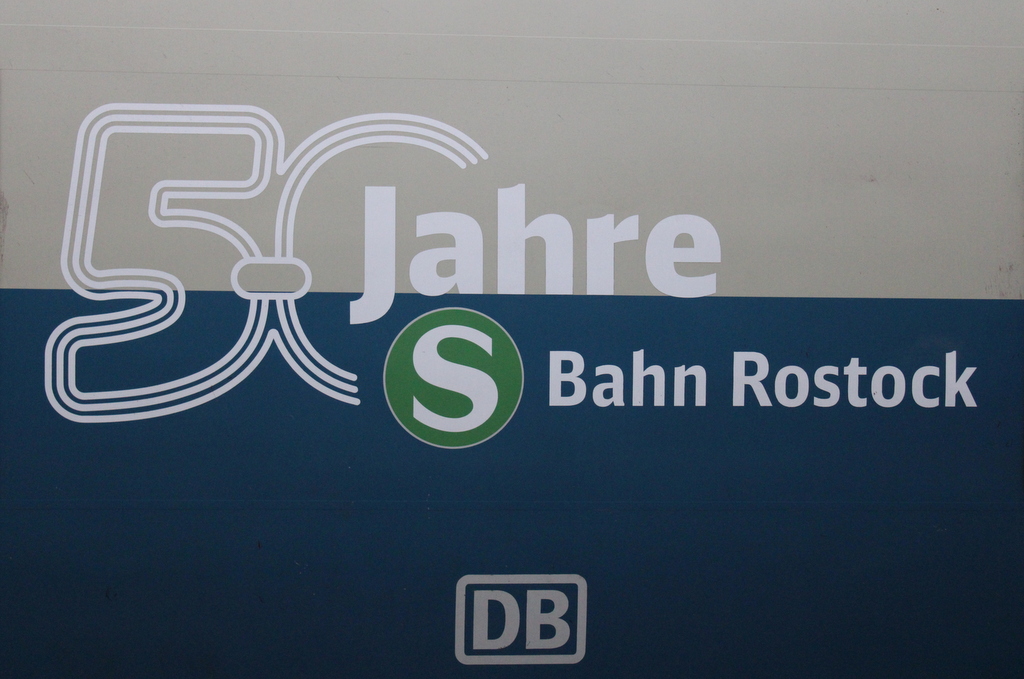 50 Jahr S-Bahn Rostock Logo fotografiert am 19.12.2025 im Rostocker Hbf.