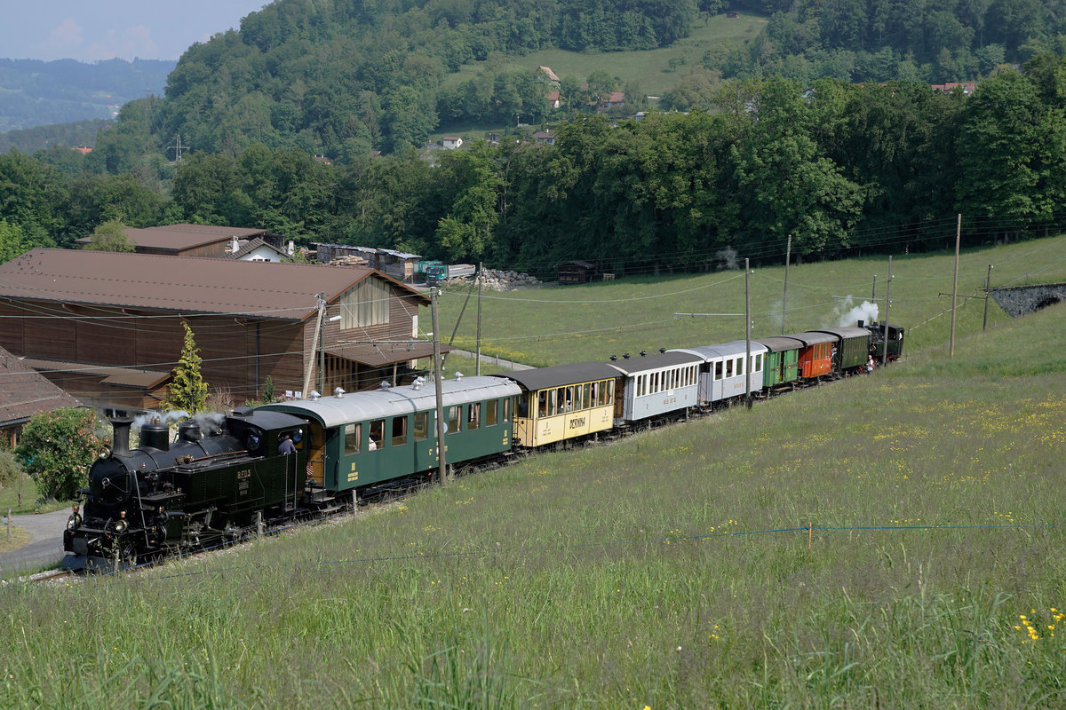 50 Jahre «Museumsbahn Blonay-Chamby»
1968 bis 2018
MEGA STEAM FESTIVAL VOM 19. MAI 2018
Museumszug mit der HG 3/4 3, 1913 BFD bei Cornaux als Erinnerung an den schönen Tag den wir in der Westschweiz im Jagdrevier von Stefan Wohlfahrt erleben durften.
Freundliche Grüsse an die Bahnfreunde aus Blonay und dem Hellertal.
Foto: Walter Ruetsch