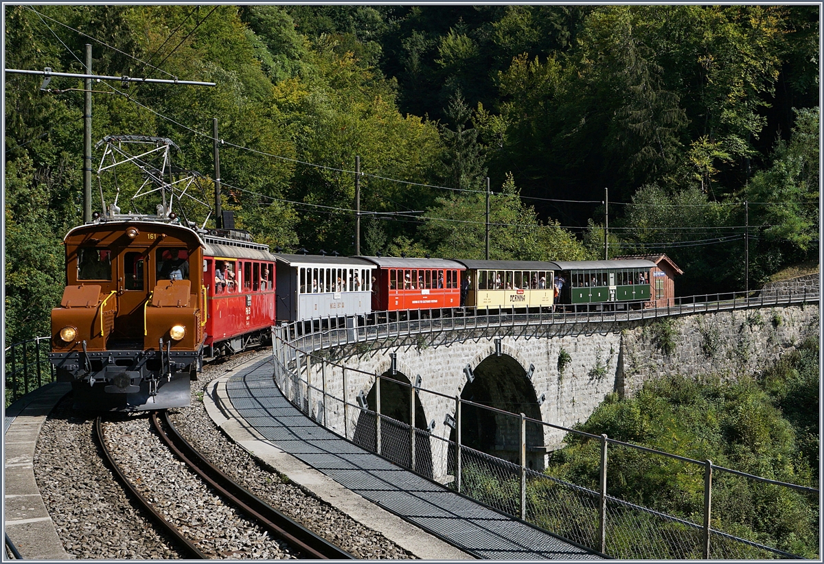 50 Jahre Blonay Chamby - MEGA BERNINA FESTIVAL: Die RhB Ge 2/2 (ex BB Ge 2/2 61) im ihrem zugedachten Betättigungsfeld: Vorspanndienst. Hier vor dem RhB ABe 4/4 35 auf dem Viadukt über die  Baie de Clarens  auf der Fahrt von Chaulin nach Blonay. 15. Sept. 2018 