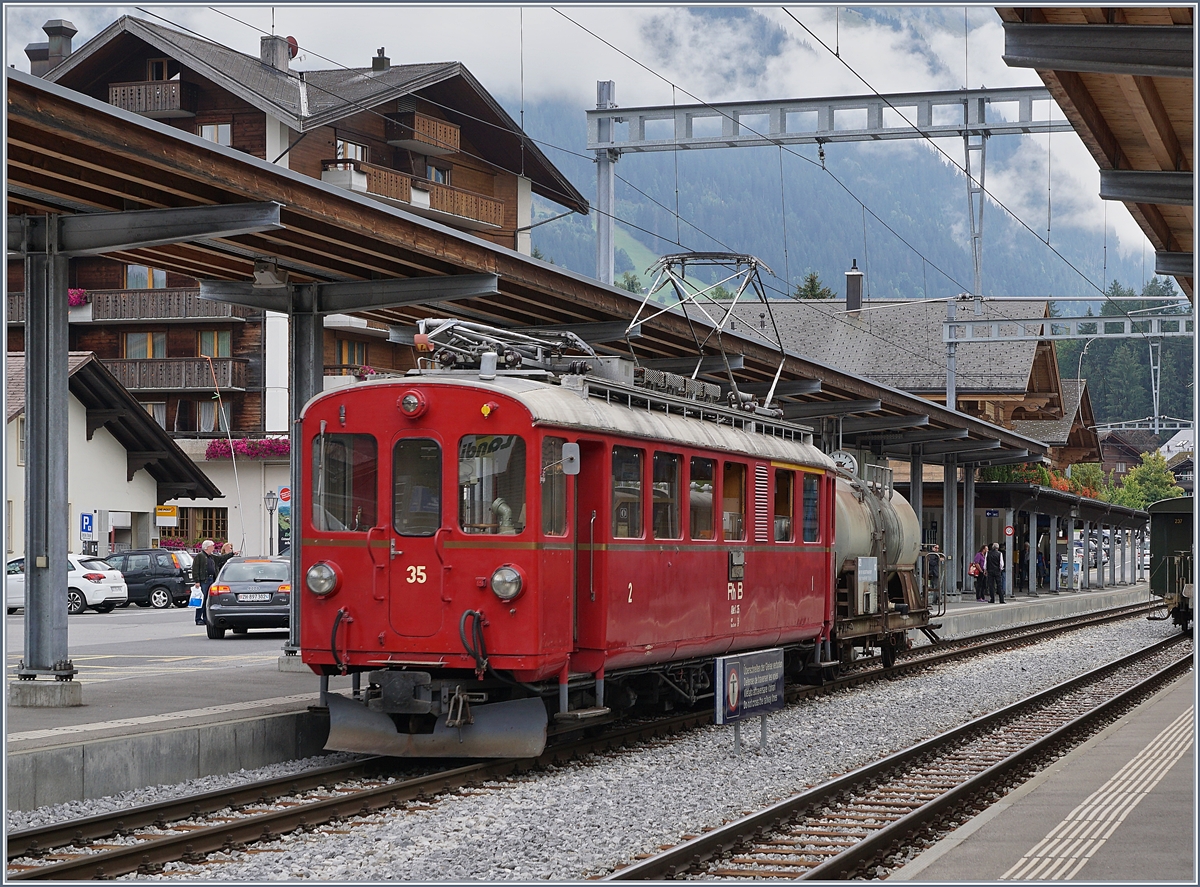 50 Jahre Blonay Chamby - Bündnertag im Saaneland: Holz in den Süden, Mineralöl in den Norden -  das war de Güteralltag der Bernina Bahn und die Güterwage wurden in meist den Regelzügen mitgegeben. In diesem Sinn war die Mitnahme des Kesselwagen im Extrazug Bulle - Gstaad durchaus passend. 
Nun hat der ABe 4/4 I 35 die Aufgabe, den Kesselwagen dorthin zu rangieren wo er hingehört: An den Schluss des Zuges 
Gstaad, den 14. Sept. 2018