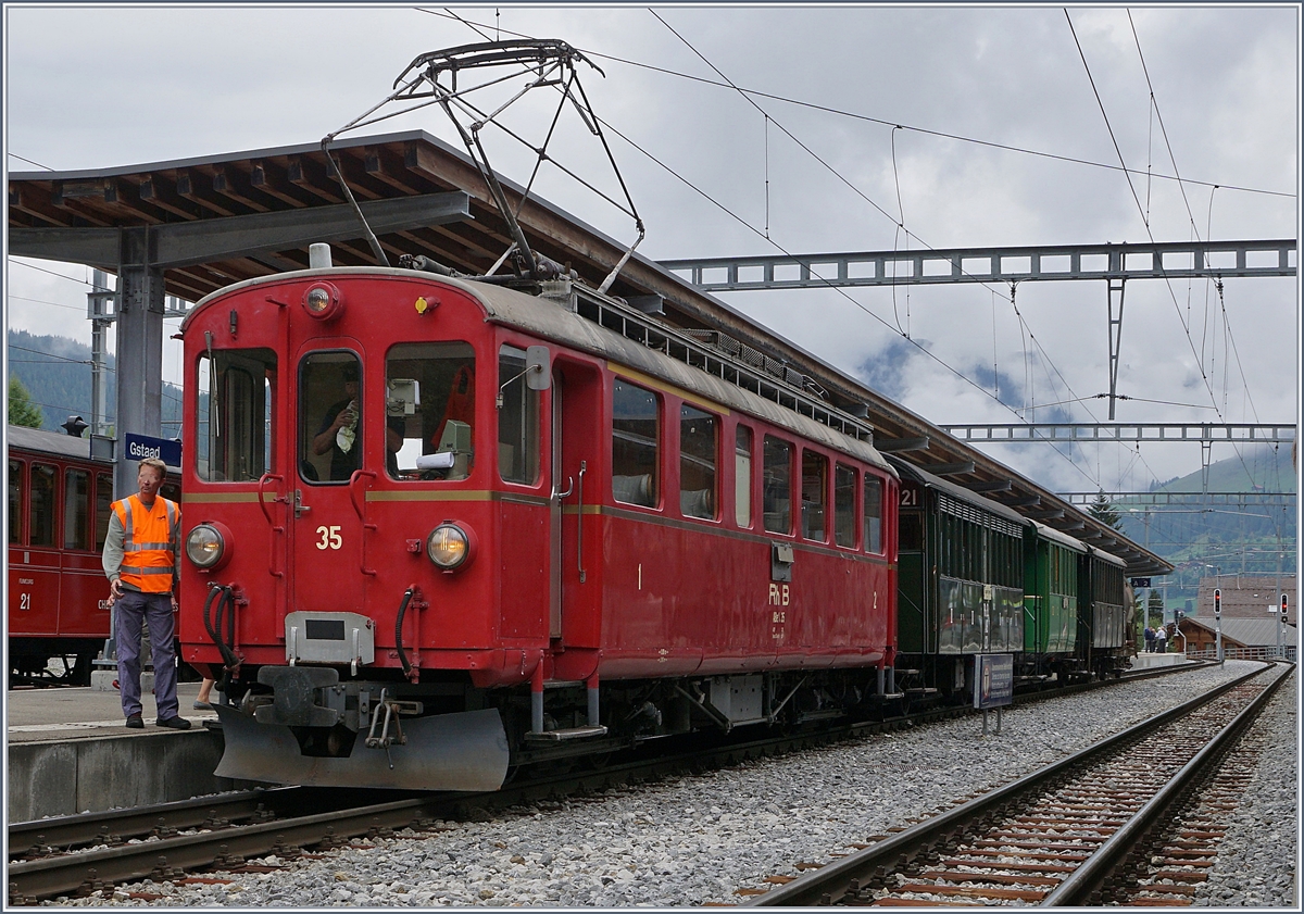 50 Jahre Blonay Chamby - Bündnertag im Saaneland: Obwohl der Bernina-Bahn ABe 4/4 35 immer etwas im Schatten der Ge 4/4 182 steht, bietet er auch gelungene Motive. Hier zeigt er sich, nachdem die Vorspannlok weggestellt wurde vor dem Extrazug Bulle - Gstaad im Zielbahnhof.
14. Sept. 2018 