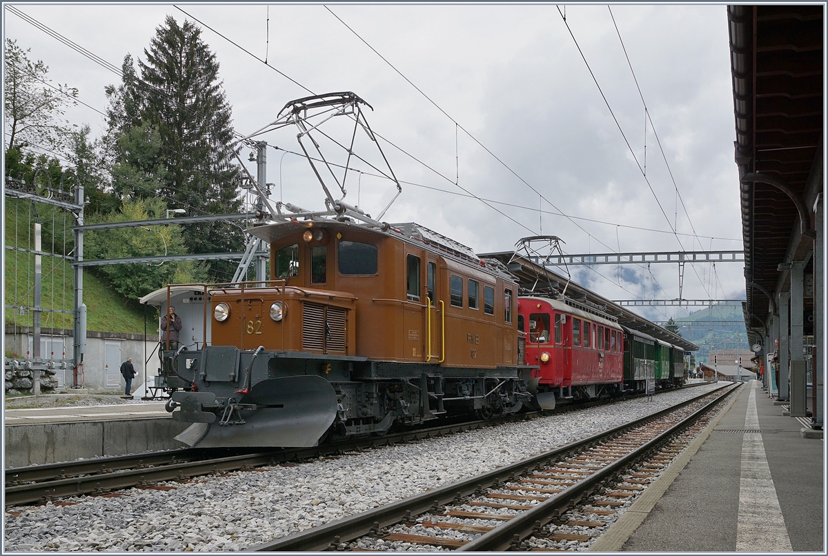50 Jahre Blonay Chamby - Bündnertag im Saaneland: Am Ziel: die RhB Ge 4/4 182 und der ABe 4/4 35 haben von Bulle kommend mit ihrem Extrazug Gstaad erreicht.
14. SEpt. 2018 
