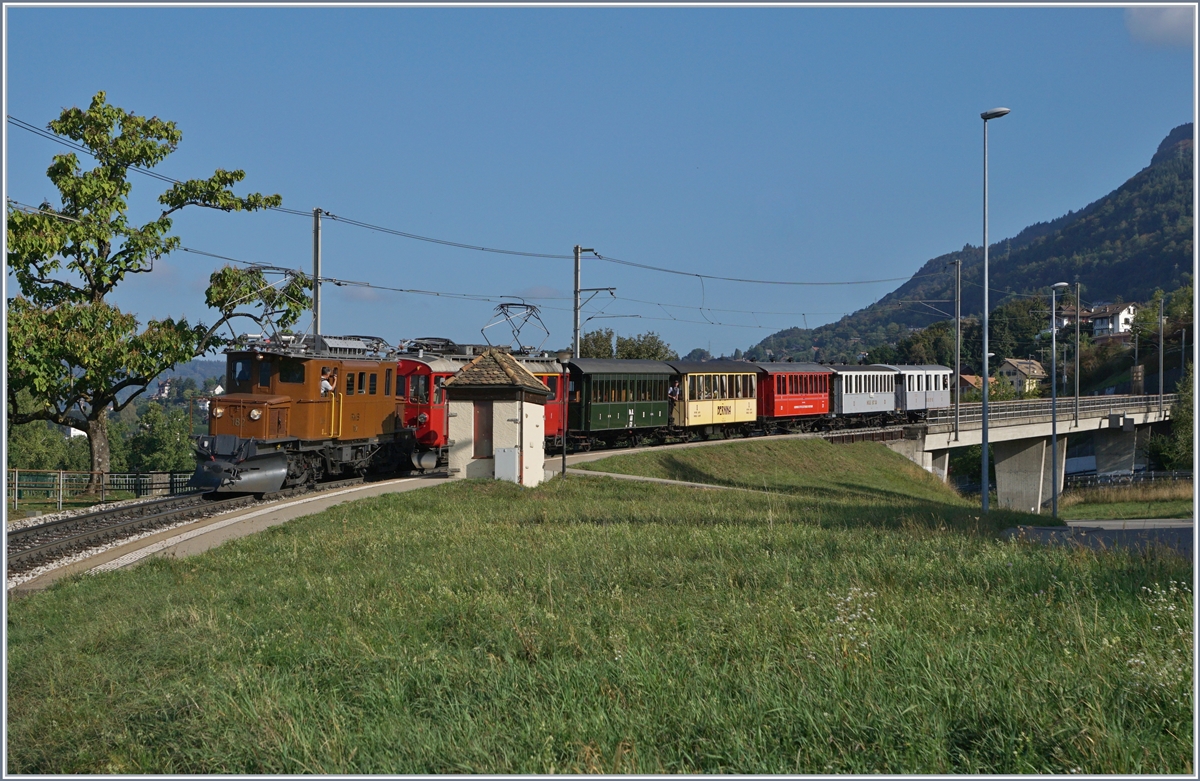 50 Jahre Blonay Chamby - MEGA BERNINA FESTIVAL die RhB  Ge 4/4 182 und der ABe 4/4 35 mit dem Riviera Belle Epoque Zug auf der Fahrt von Chaulin nach Montreux bei Châtelrad VD
15. Sept. 2018