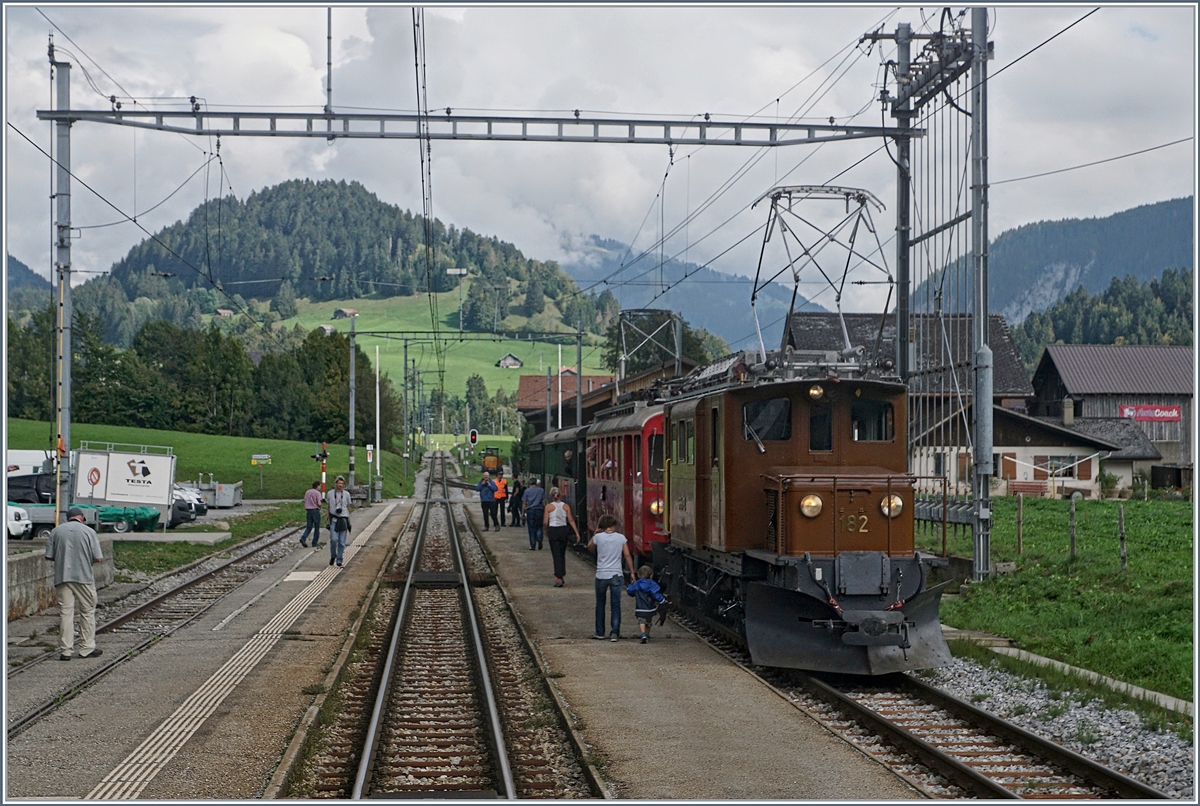 50 Jahre Blonay Chamby - Berninabahn im Saaneland: Aus dem Fenster des nach Montreux fahrenden MOB Zuges fotografiert: die Das RhB Bernina Bahn Krokodil Ge 4/4 182 und der RhB ABe 4/4 35 mit ihrem Extrazug nach Bulle in Rougemont

14. Sept. 2018