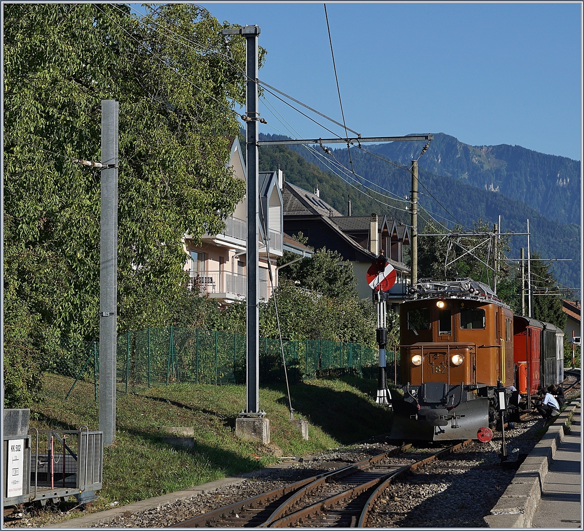 50 Jahre Blonay Chamby - Mega Bernina Festival: Ein B-C Zug mit dem RhB Bernina Bahn Krokodil Ge 4/4 182 an der Spitze erreicht Blonay.
9. Sept. 2018