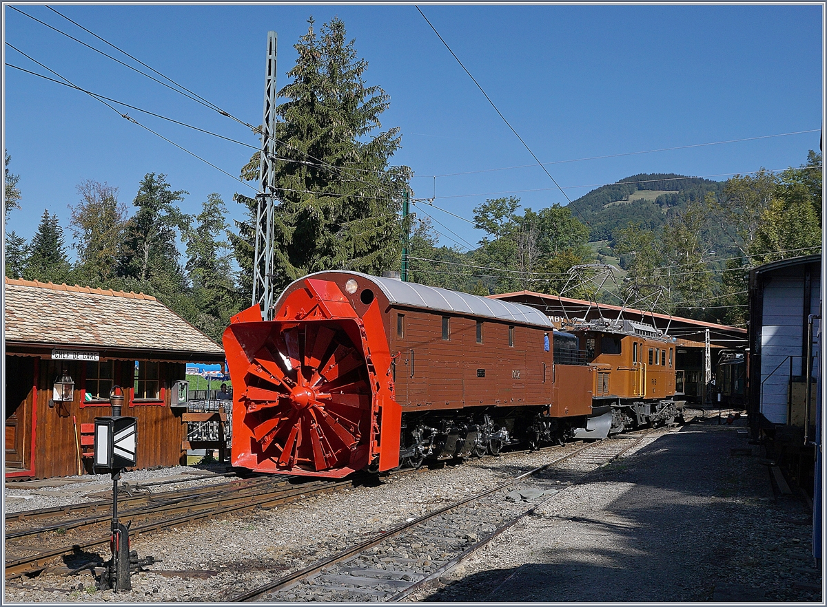 50 Jahre Blonay Chamby - MEGA BERNINA FESTIVAL: Die RhB Berninabahn Ge 4/4 182 mit der Dampfschleuder in Chamby - Jetzt fehlt nur noch der Schnee...

9. Sept. 2018