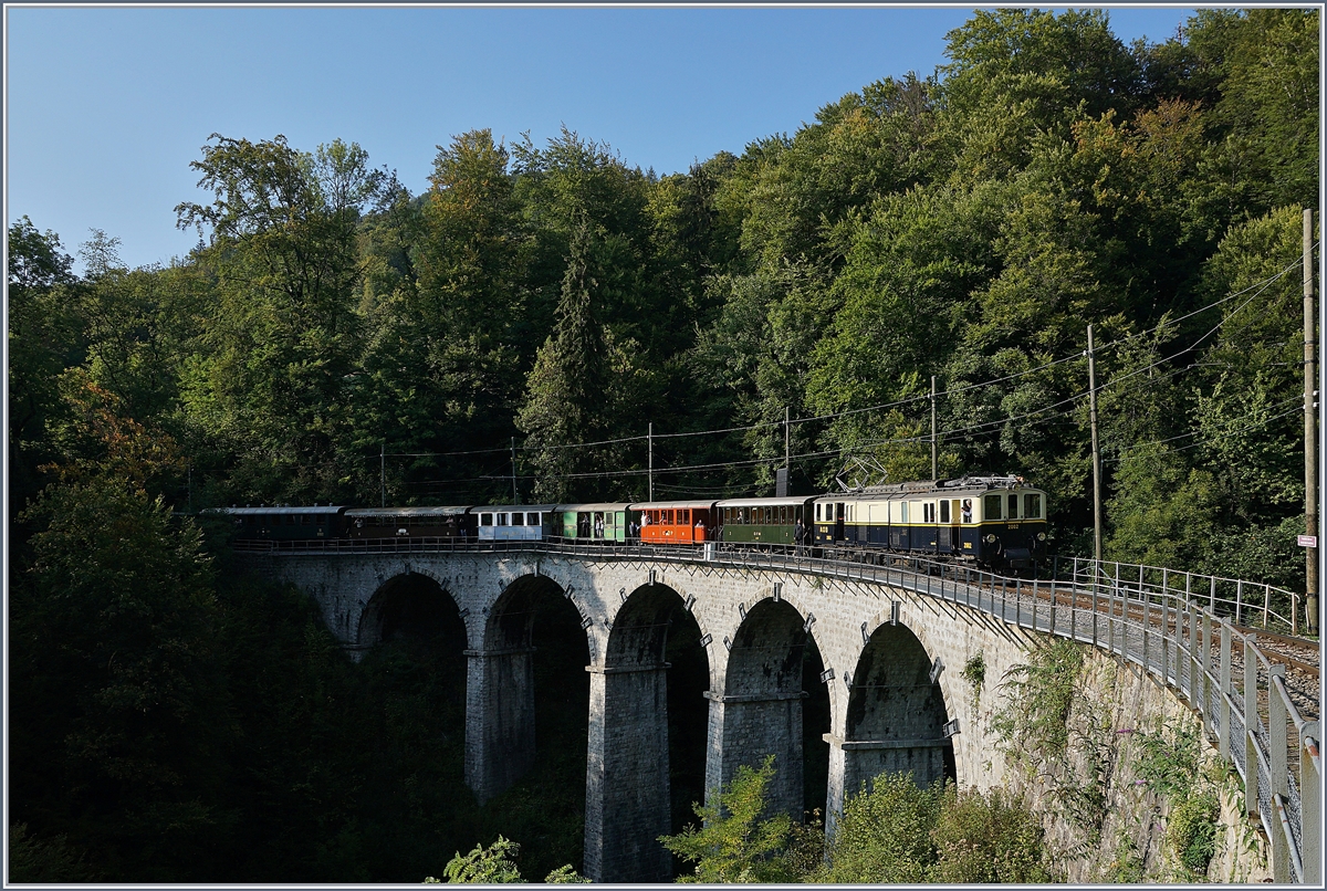 50 Jahre Blonay Chamby - MEGA BERNINA FESTIVAL: Der MOB FZe 6/6 2002 überquert das Baie de Clarens Viadukt, und erhält dann (im Bild nicht zu sehen) in Vers-chez-Robert Vorspann von der RhB Ge 4/4 182.
15. Sept. 2018