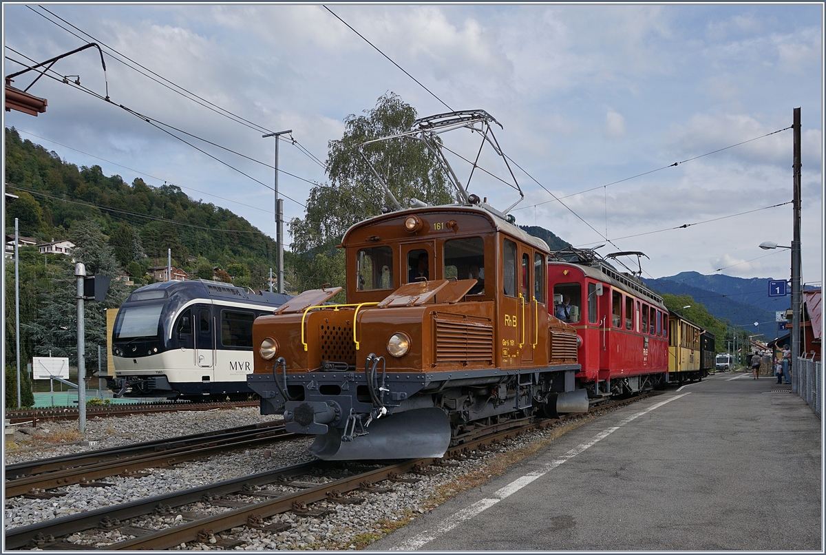 50 Jahre Blonay Chamby - MEGA BERNINA FESTIVAL: Die über hundert jährige RhB Ge 2/2 161, die noch heute im Rangierdienst in Poschiavo eingesetzt wird (!) mit dem RhB ABe 4/4 35 vor dem Riviara Belle Epoque Zug nach Vevey bei der Abfahrt in Blonay.
9. Sept. 2018
