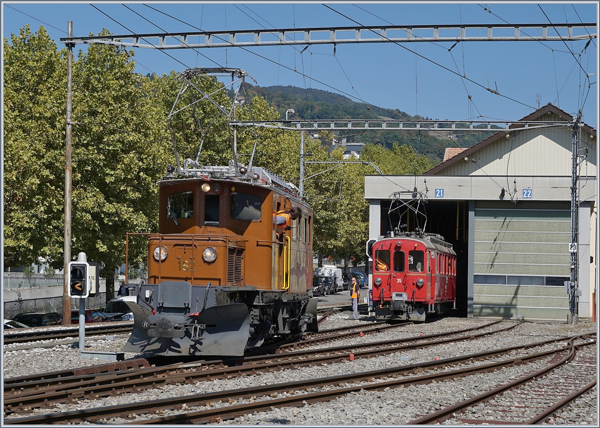 50 Jahre Blonay Chamby - MEGA BERNINA FESTIVAL: Komplex war das Manöver insofern, da das Bernina Krokodil auch für die Rückfahrt als Spitzenfahrzeug eingereiht werden sollte.
9. Sept. 2018