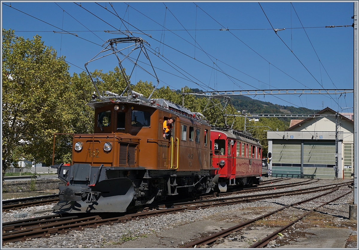 50 Jahre Blonay Chamby - MEGA BERNINA FESTIVAL: Trotz Bauarbeiten bei der CEV konnte zumindest Sonntags der Riviera Belle Epoque Zug der Blonay-Chamby Bahn von und nach Vevey fahren. Die Bilder zeigen die Ge 4/4 182 und ABe 4/4 35 beim relativ komplexen Manöver in Vevey um den Zug wieder nach Chaulin zurück zu ziehen.

9. Sept. 2018