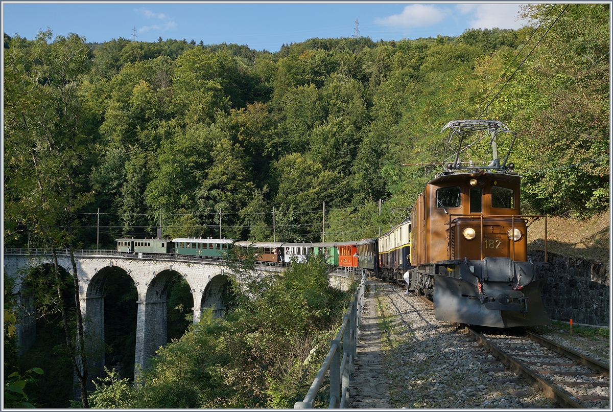 50 Jahre Blonay Chamby - MEGA BERNINA FESTIVAL: das RhB Bernina Bahn Krokodil als Gastlok bei der BC zieht zusammen mit dem MOB FZe 6/6 2002 einen langen Personenzug bei Vers-Chez-Robert Richtung Chamby.
9. Sept. 2018