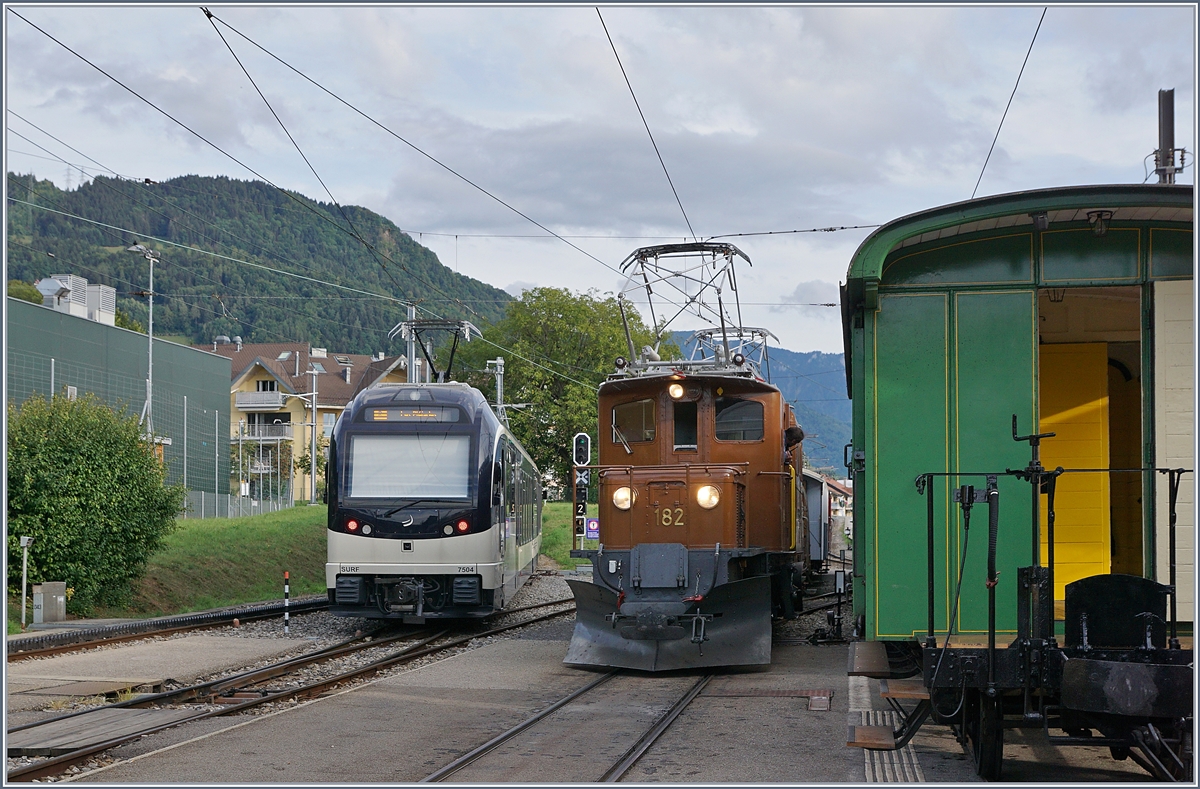 50 Jahre Blonay Chamby - MEGA BERNINA FESTIVAL: Viel Betrieb in Blonay: Rechts im Bild, nur angeschnitten wartet ein Personenzug auf die Abfahrt, in der Mitte ist die RhB Ge 4/4 182 angekommen und im Hintergrund steht der CEV Beh 2/4 72.
9. Sept. 2018