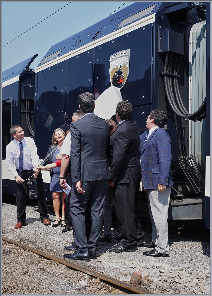 50 Jahre Blonay - Chamby Museumsbahn: Mit vereinten Kräften wird das überaschende  Wappen  am MVR ABeh 2/6 7503 enthüllt: die SEG G 2/2/2 105!
4. Mai 2018