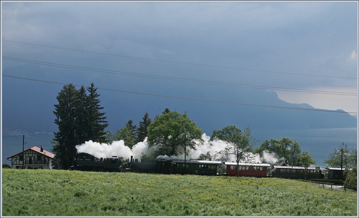 50 Jahre Blonay - Chamby; Mega Steam Festival: Gleich zwei Mallet Dampfloks bemühen sich um den langen Personenzug von Blonay nach Chamby: an der Spitze die La Traction - Dampflok C.P E 164 und dahinter die B-C SEG G 2x 2/2 105.
Das Bild entstand bei Chaulin.

19. Mai 2018 