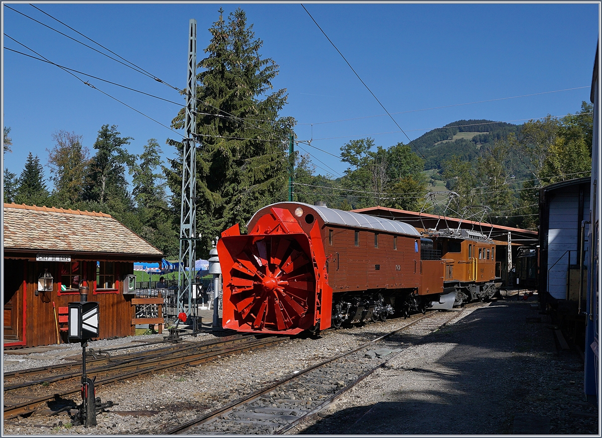 50 Jahre Blonay Chamby Museumsbahn: Was am Bernina Pass jeweils viele Interessierte anlockt, wird auch am  Mega Bernina Festival  zelebriert, und dies mit der B-C eignen RhB Dampfschneeschleuder X rot 1052: Das Bernina Krokodil schiebt (bzw. zieht) die mächtige Dampfschneeschleuder von Chaulin nach Vers-Chez-Robert - es fehlte eigentlich nur noch der Schnee...

Chaulin, den 9. Sept. 2018