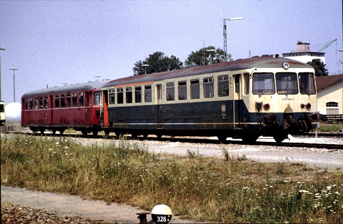 515 589-0 und rotem Steuerwagen 815 in Buchloe am 24.07.1983.
