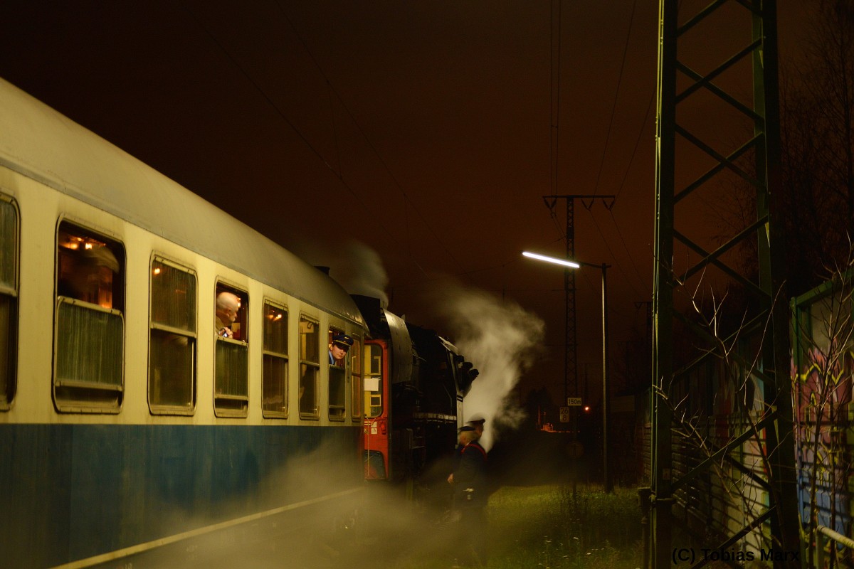 52 4867 der HEF beim Halt in Weiterstadt. Am Haken hat sie den Sonderzug des Eisenbahnmuseum Darmstadt-Kranichstein zum Weihnachtsmarkt der Nationen nach Rdesheim. Hier bei der Rckfahrt am 12.12.2015.