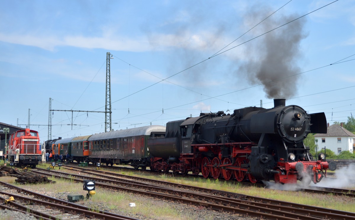 52 4867 (HEF) kurz nach dem Abfahrtspfiff mit geöffneten Zylinderhähnen in Darmstadt Kranichstein am 14.05.2015