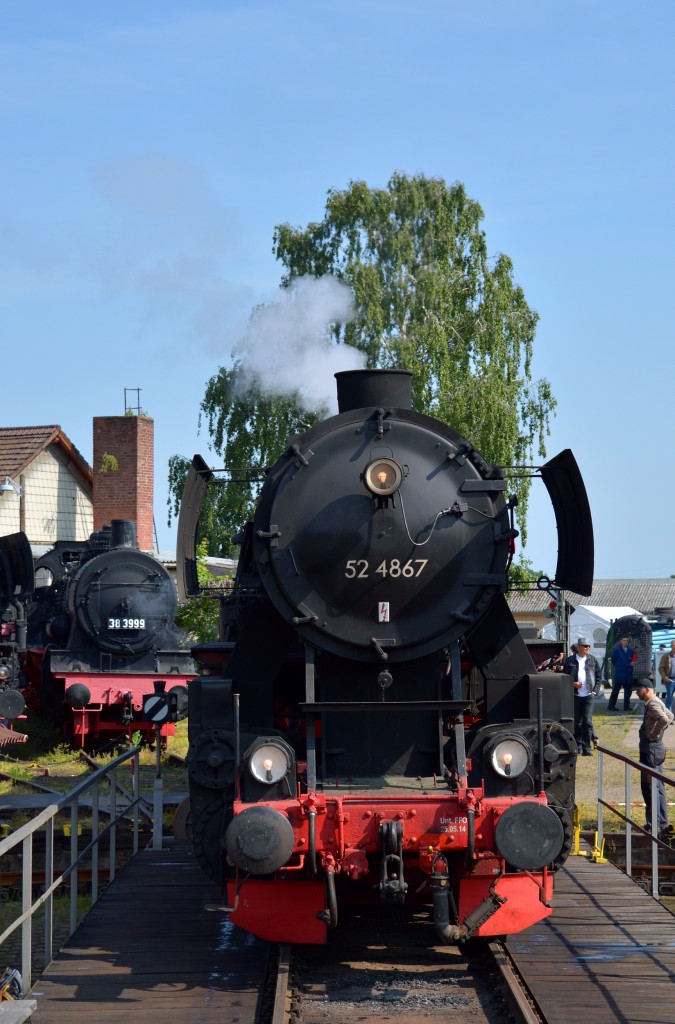 52 4867(HEF) auf die Drehscheibe am 14.05.2015 im Eisenbahnmuseum Darmstadt-Kranichstein. Sie machte kurz drauf ein paar Probefahrten.
