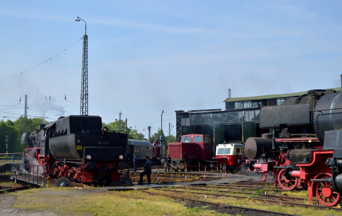 52 4867(HEF) auf der Drehscheibe in Darmstadt Kranichstein und die anderen schauen zu.Hier am 14.05.2015
