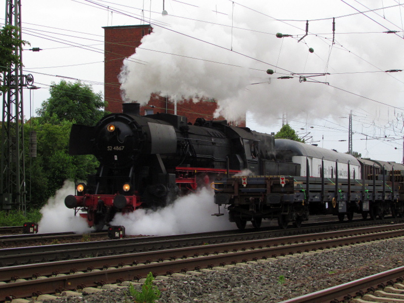 52 4867(Historische Eisenbahn Frankfurt) zog den �berf�hrungszug nach Neustadt/Weinstra�e zum dortigen Dampfspektakel an Himmelfahrt.Hier bei der Ausfahrt aus Darmstadt Kranichstein am 27.Mai.2014