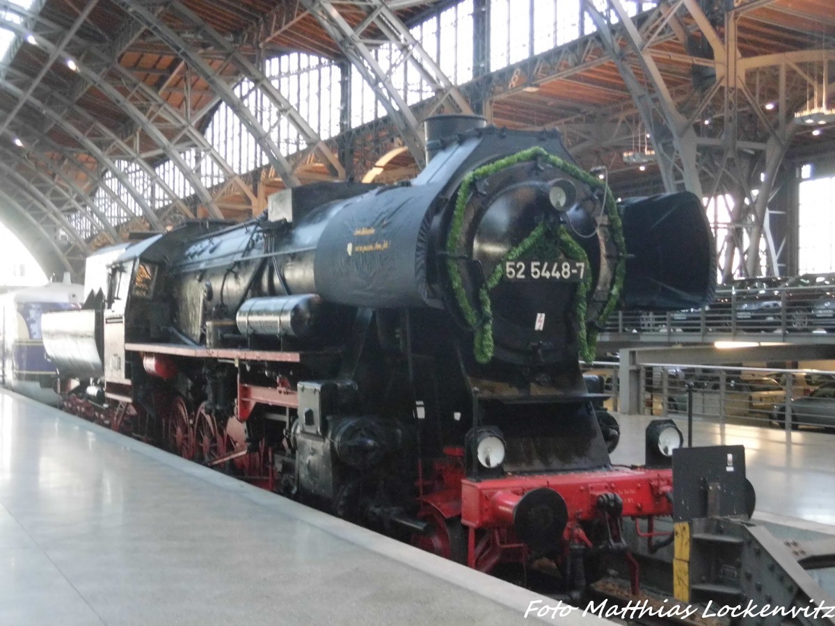 52 5448 auf dem Museumsgleis mit Weihnachtlicher Beschm�ckung im Leipziger Hbf am 8.12.15