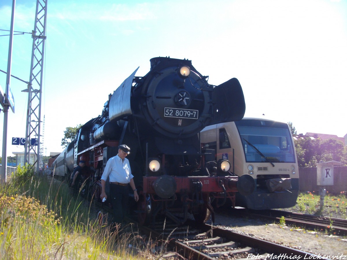 52 8079 und 650 032-4 im Bahnhof Bergen auf R�gen am 15.6.14