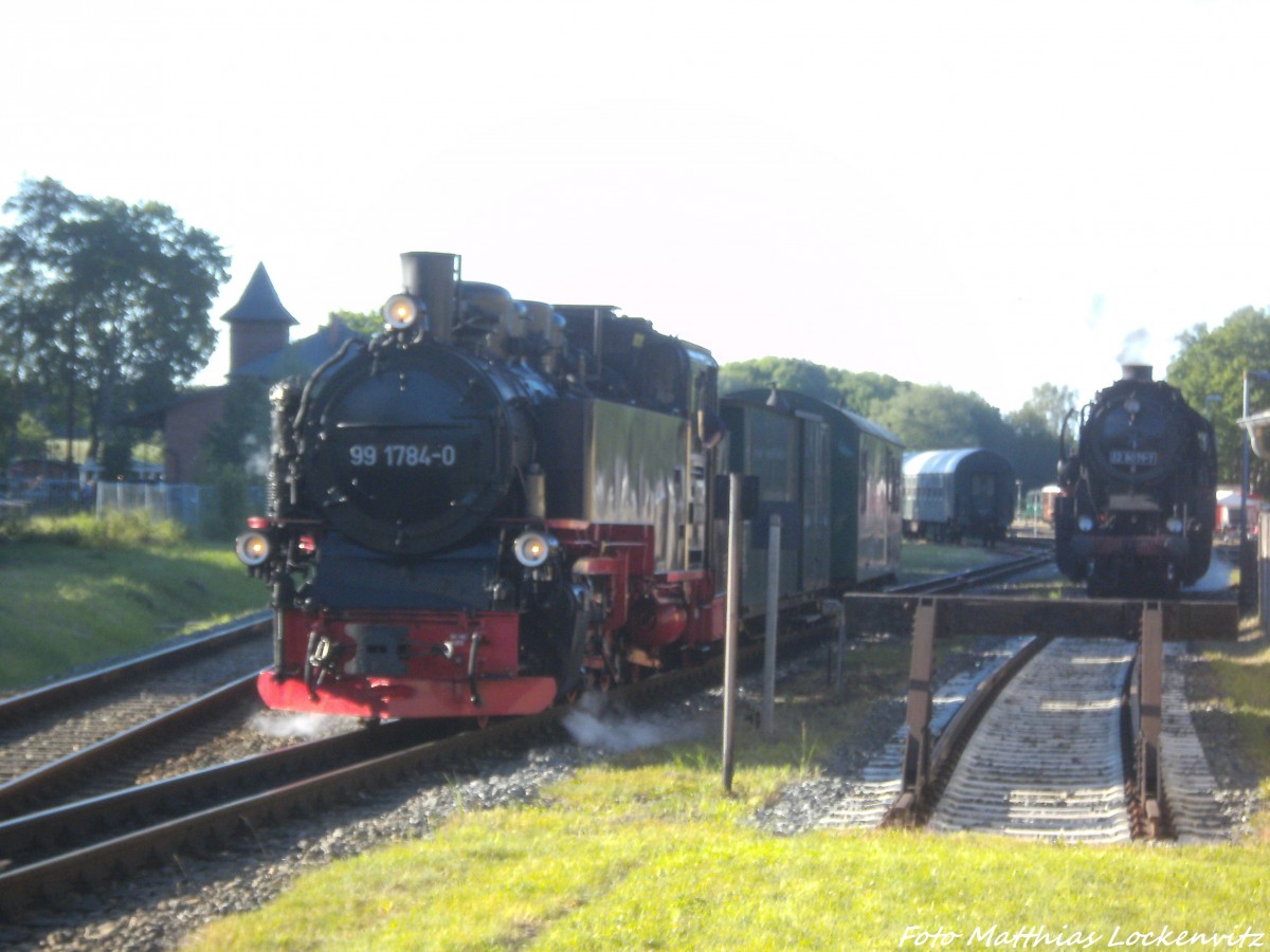 52 8079 abgestellt im Bahnhof Putbus und R�BB 99 1784 unterwegs nach Lauterbach Mole am 14.6.14