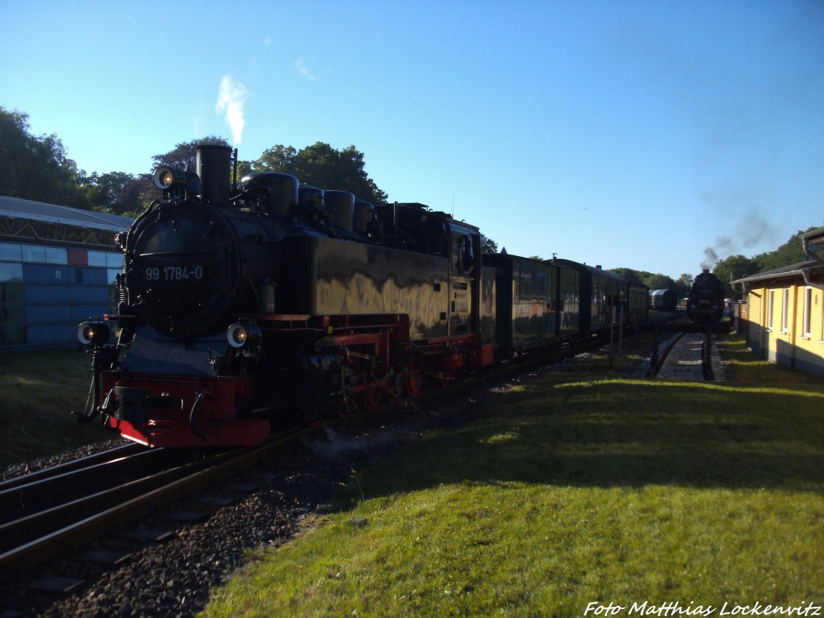 52 8079 abgestellt im Bahnhof Putbus und R�BB 99 1784 unterwegs nach Lauterbach Mole am 14.6.14