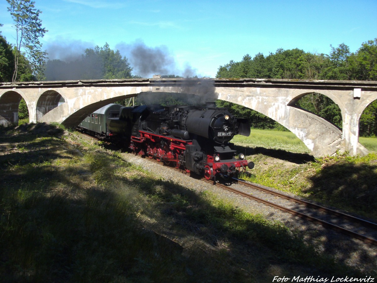 52 8079 bei der Einfahrt am. viadukt in den Bahnhof Putbus am 15.6.14