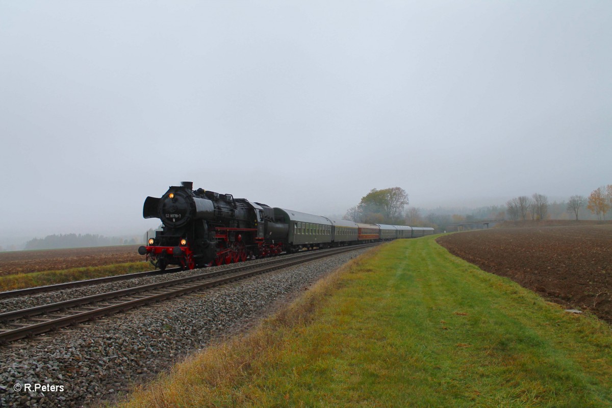 52 8079 mit dem Sonderzug Glauchau - München bei Oberteich. 07.11.14